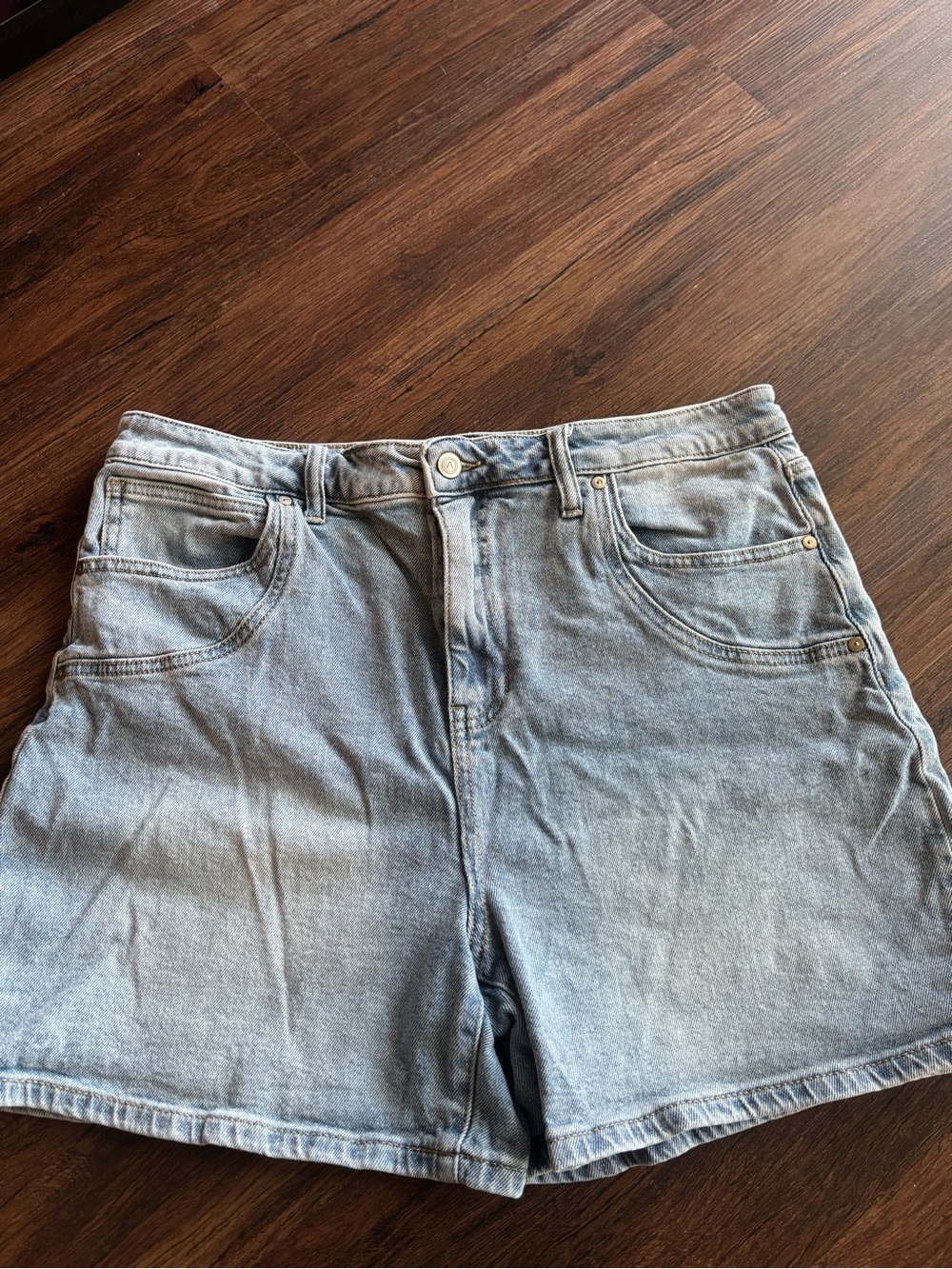 Women’s High-Rise Light Denim Jean Shorts - Classic Light Blue